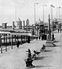White-Rock-Parade-and-the-entrance-the-pier.-1908.